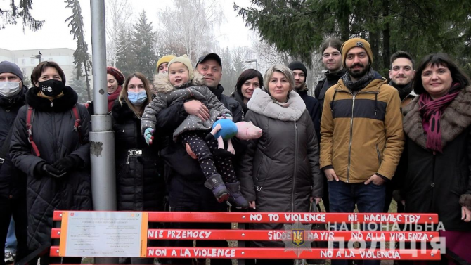 Новини Вінниці - фото з Радісно та з оплесками. На Космонавтів встановили «Червону лавку»