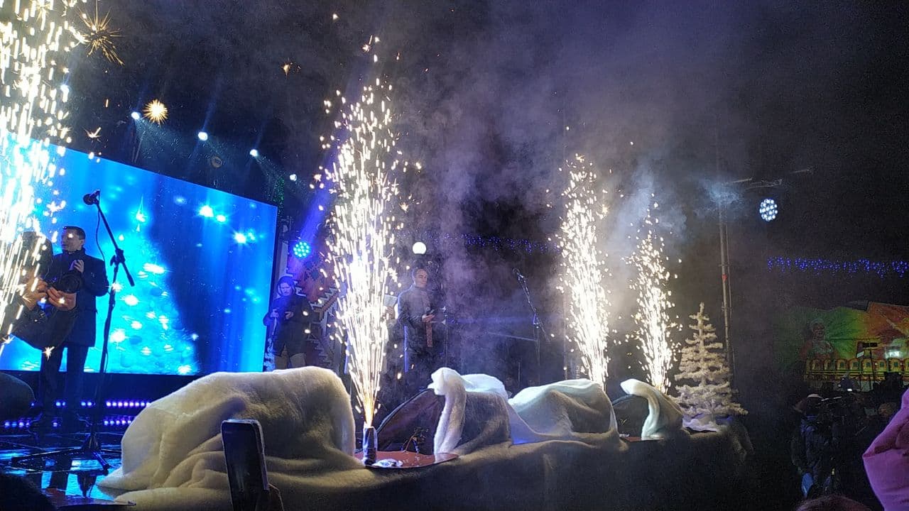 Новини Тернополя - фото з І дощ не завадив: на Театральному майдані запалили головну ялинку міста (НАЖИВО)