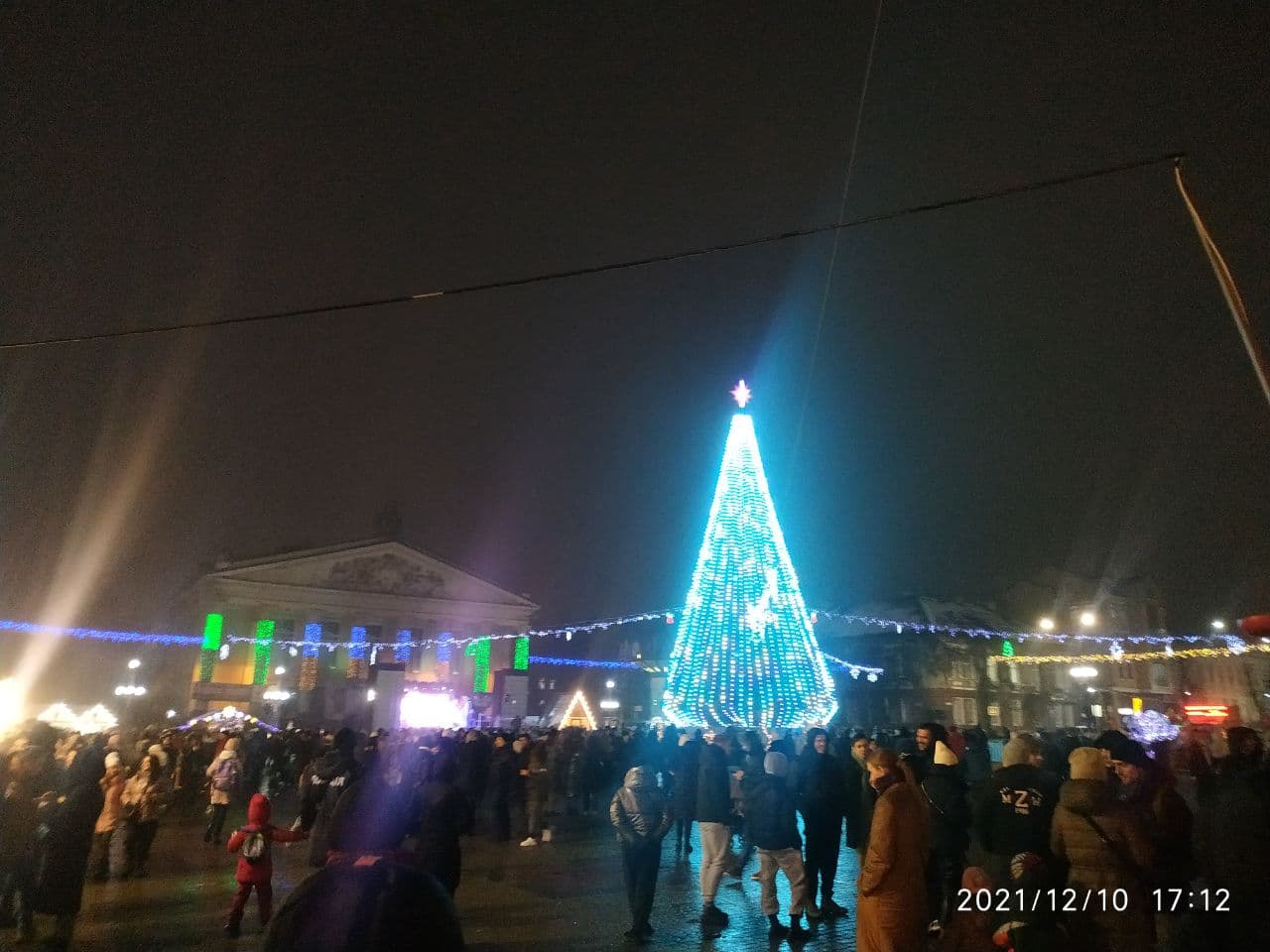 Новини Тернополя - фото з І дощ не завадив: на Театральному майдані запалили головну ялинку міста (НАЖИВО)