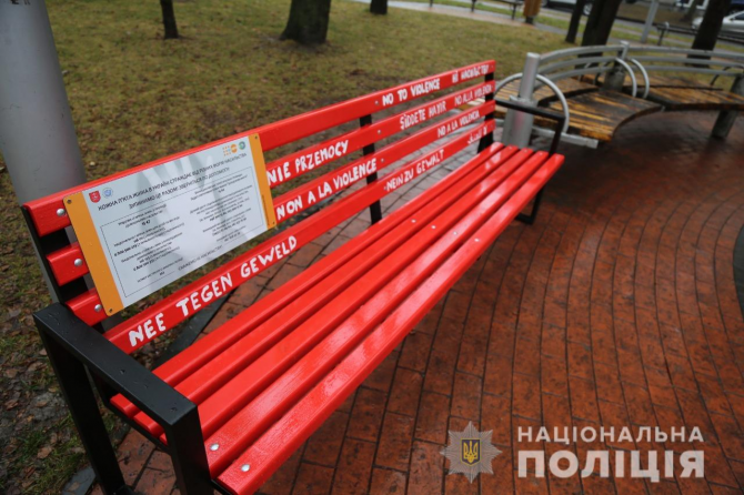 Новини Вінниці - фото з Радісно та з оплесками. На Космонавтів встановили «Червону лавку»