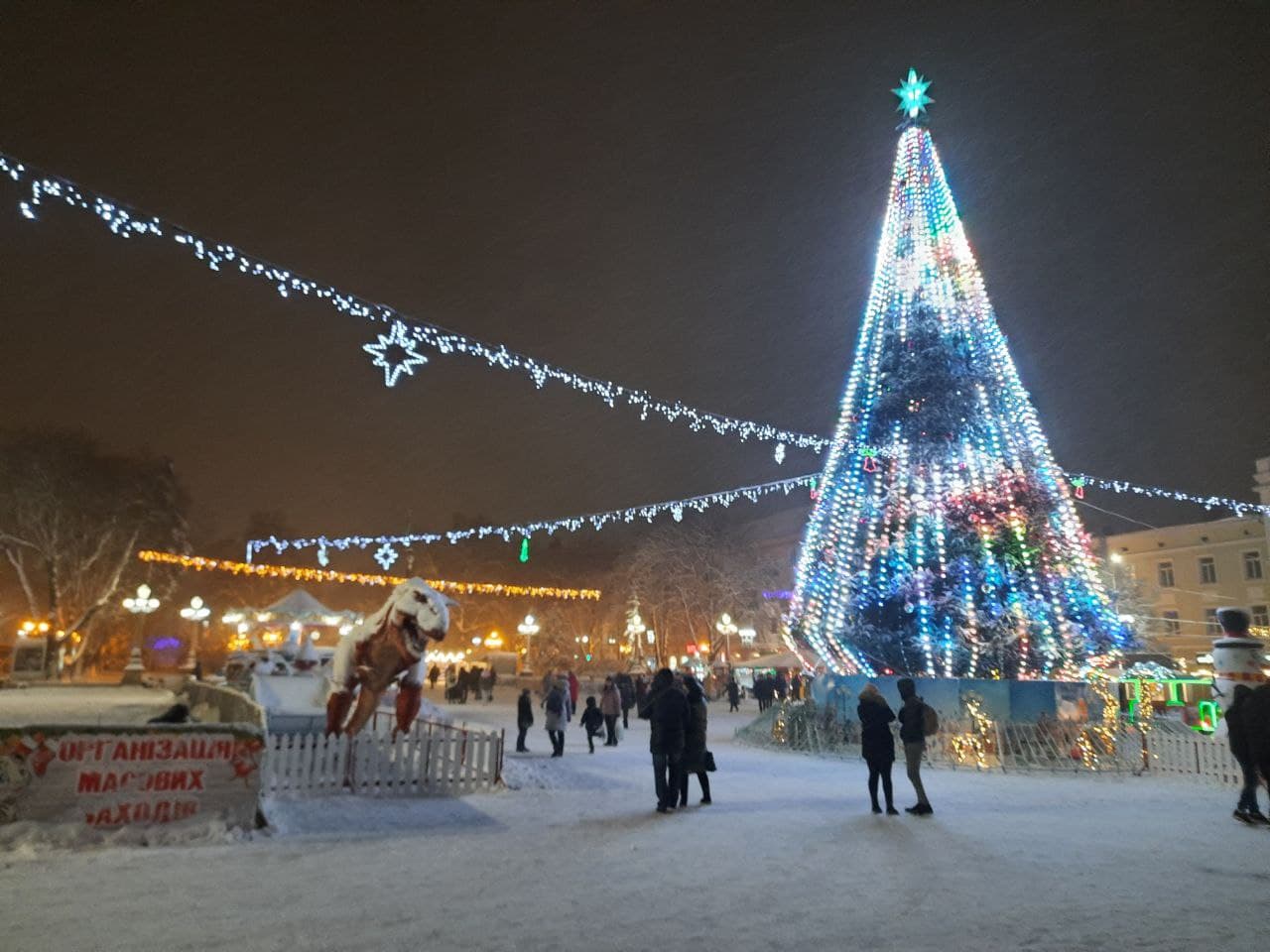 Новини Тернополя - фото з Біля Драмтеатру облаштували трасу для сноутюбу (ФОТО ДНЯ)