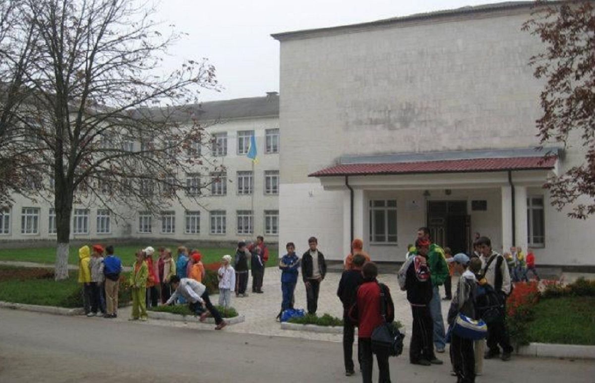 Новини Тернополя - фото з Дітей посеред року виселяють зі школи. Хтось кинув оком на приміщення в центрі міста?