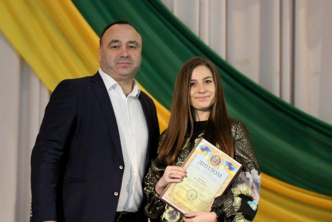Новини Хмельницького - фото з У Хмельницькій ОДА преміювали активну молодь: кого нагородили (СПИСОК)