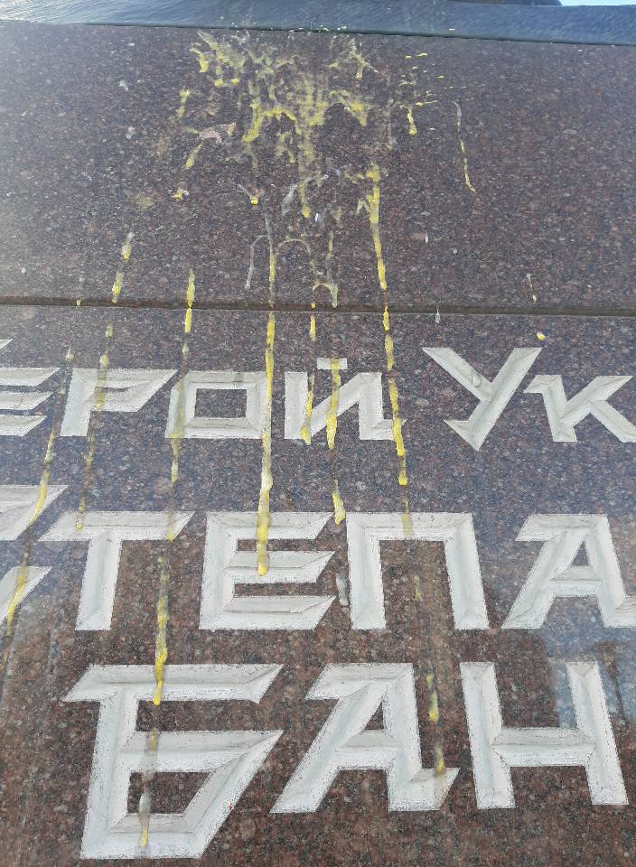 Новини Тернополя - фото з У Тернополі вандали знову пошкодили пам'ятник Степану Бандері
