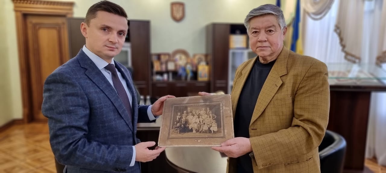 Новини Тернополя - фото з У селі біля Теребовлі живуть родичі Степана Бандери: краєзнавець-бандурист знайшов унікальне фото На зображенні може бути: 2 людини та у приміщенні