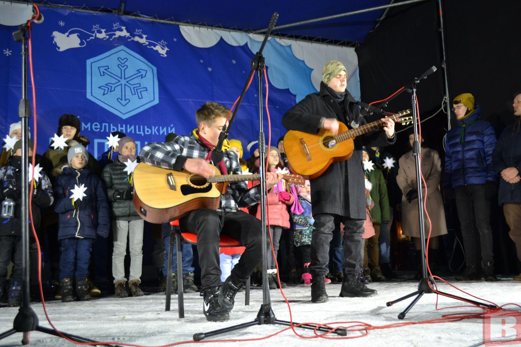 Новини Хмельницького - фото з Хмельничанам на Різдвяному ярмарку передали Вифлеємський вогонь (ФОТО, ВІДЕО)