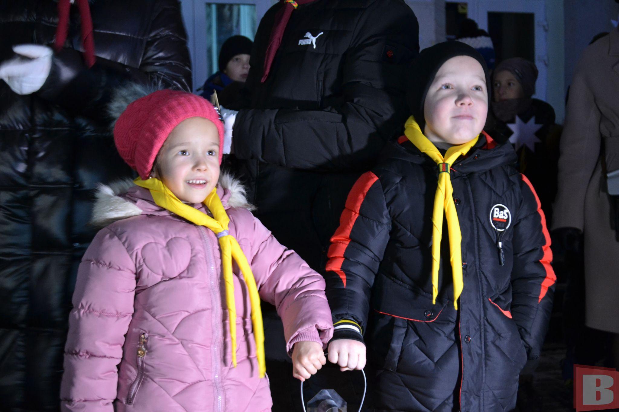 Новини Хмельницького - фото з Хмельничанам на Різдвяному ярмарку передали Вифлеємський вогонь (ФОТО, ВІДЕО)