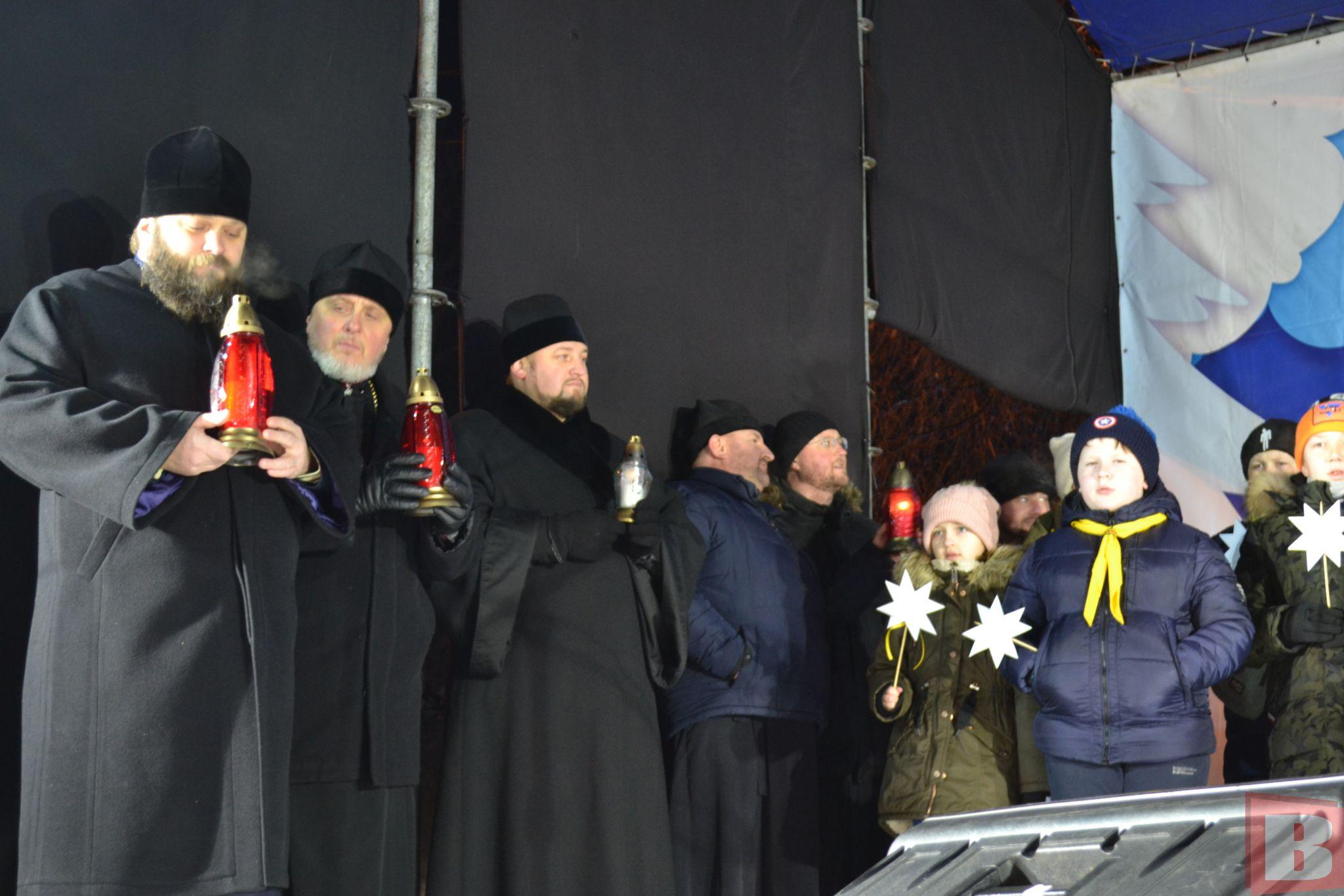 Новини Хмельницького - фото з Хмельничанам на Різдвяному ярмарку передали Вифлеємський вогонь (ФОТО, ВІДЕО)