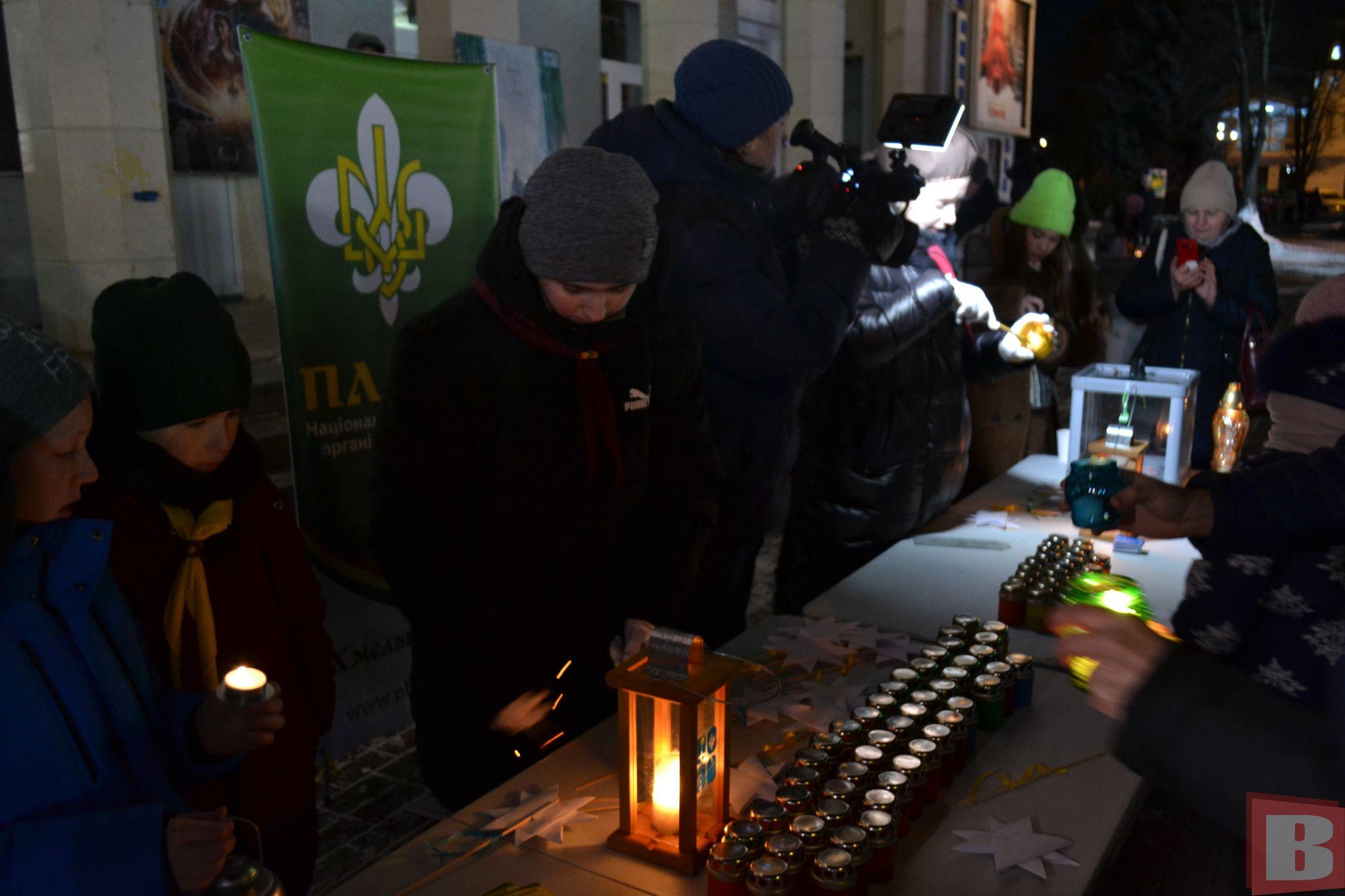 Новини Хмельницького - фото з Хмельничанам на Різдвяному ярмарку передали Вифлеємський вогонь (ФОТО, ВІДЕО)