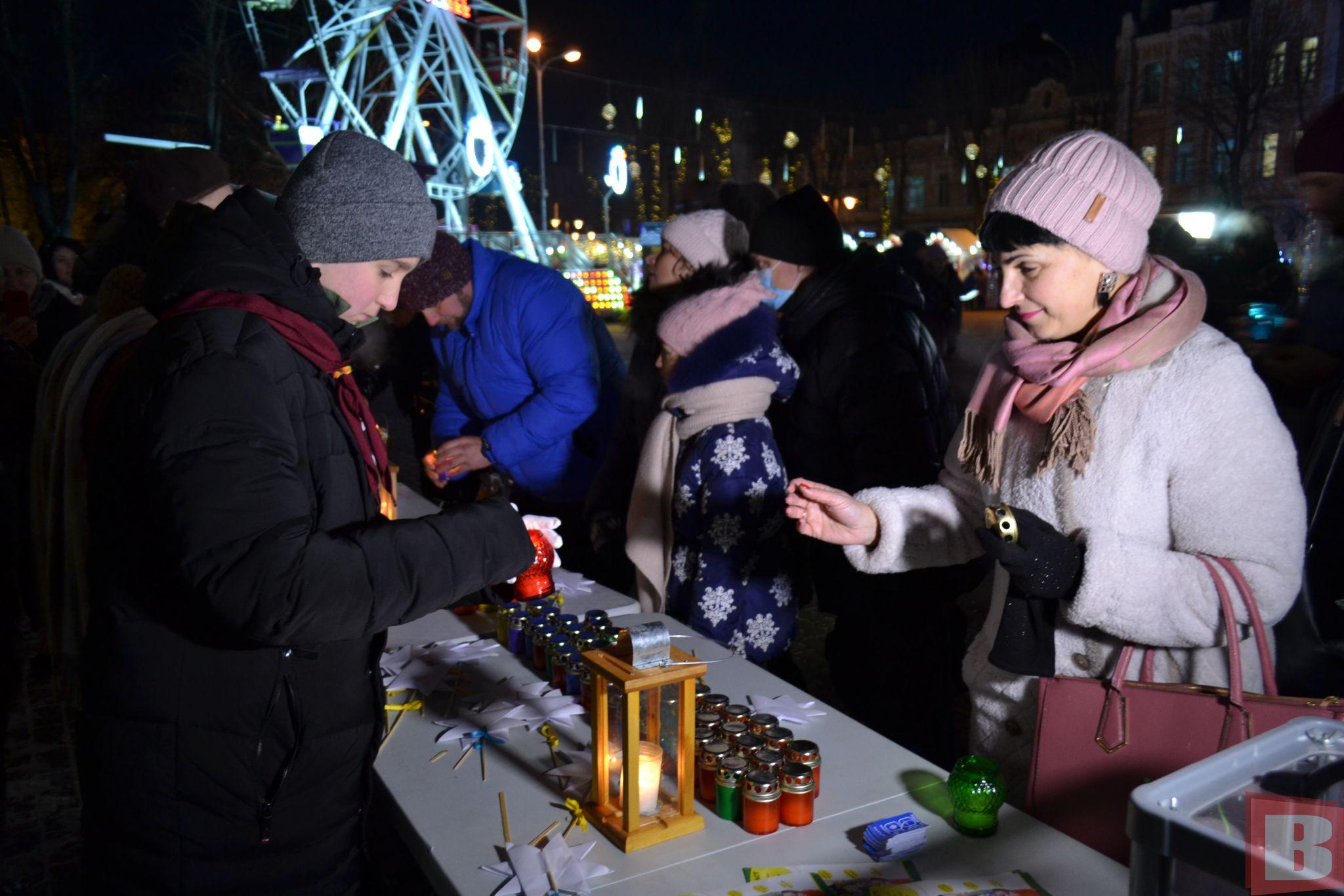 Новини Хмельницького - фото з Хмельничанам на Різдвяному ярмарку передали Вифлеємський вогонь (ФОТО, ВІДЕО)