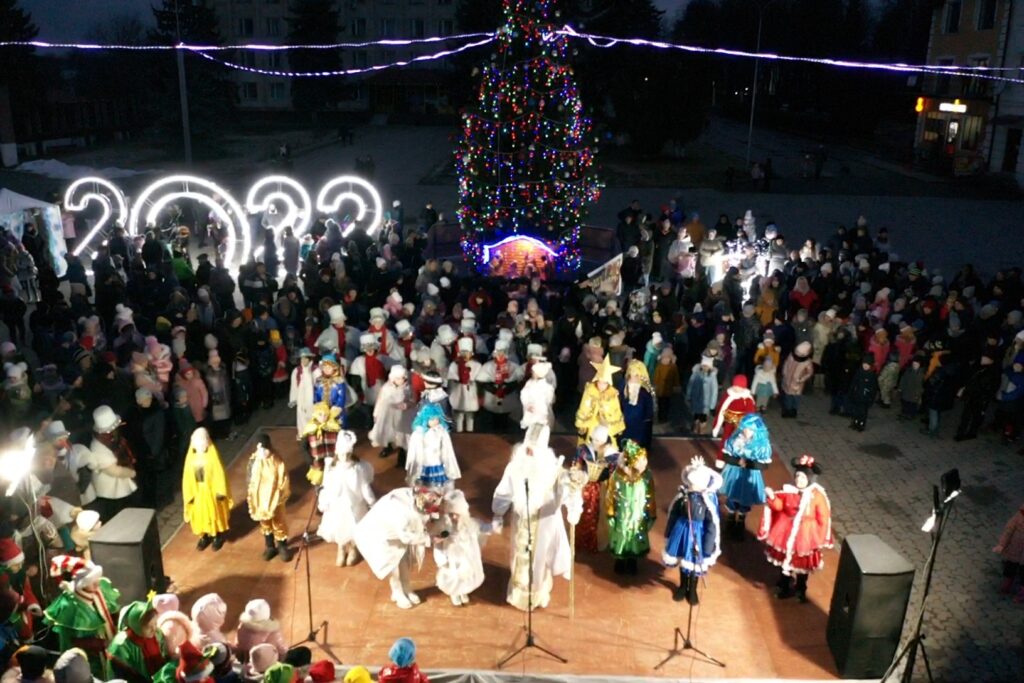 Новини Тернополя - фото з Як виглядають новорічні красуні в містечках Тернопільщини. Голосуйте за найкрасивішу