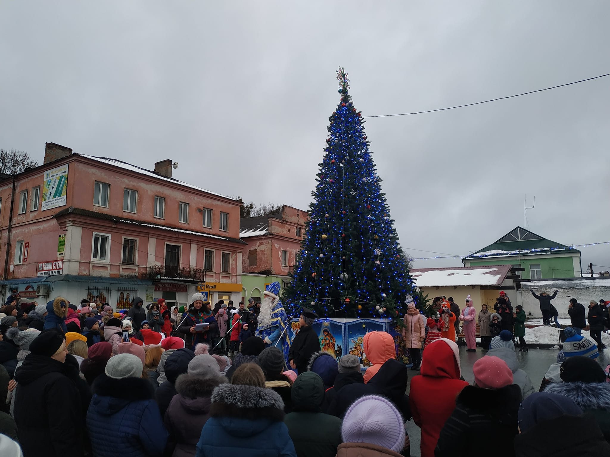 Новини Тернополя - фото з Як виглядають новорічні красуні в містечках Тернопільщини. Голосуйте за найкрасивішу На зображенні може бути: 2 людини, люди стоять, ялинка та на відкритому повітрі