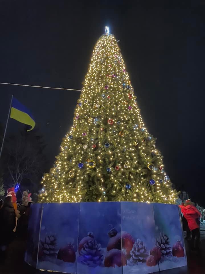 Новини Тернополя - фото з Як виглядають новорічні красуні в містечках Тернопільщини. Голосуйте за найкрасивішу На зображенні може бути: 1 особа, стоїть, дерево та на відкритому повітрі