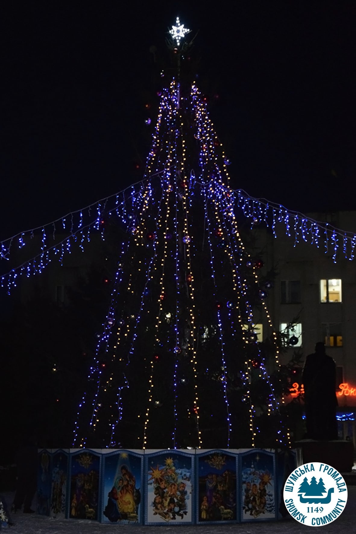 Новини Тернополя - фото з Як виглядають новорічні красуні в містечках Тернопільщини. Голосуйте за найкрасивішу На зображенні може бути: 1 особа та на відкритому повітрі