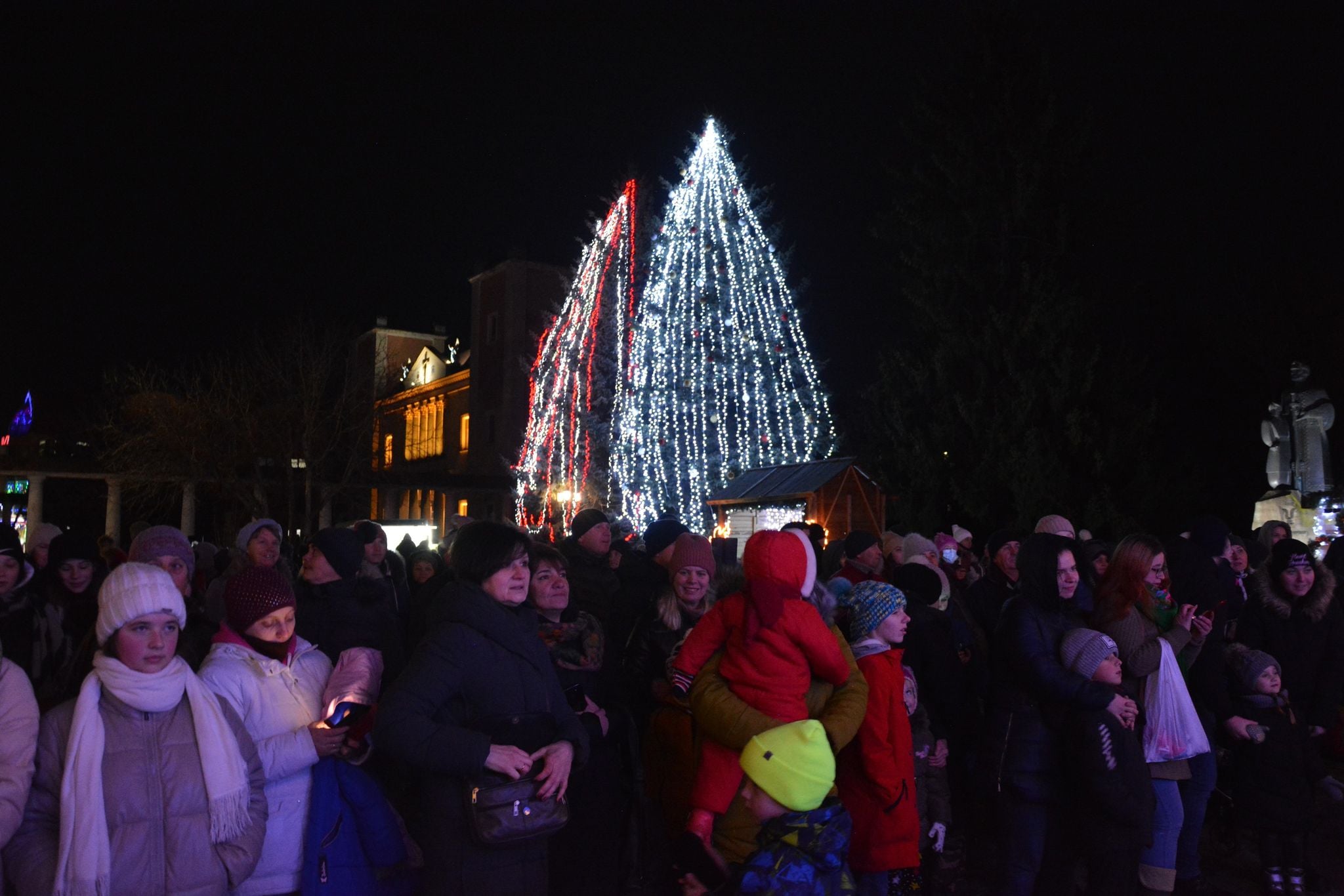 Новини Тернополя - фото з Як виглядають новорічні красуні в містечках Тернопільщини. Голосуйте за найкрасивішу На зображенні може бути: 4 людини, люди стоять, дерево та на відкритому повітрі