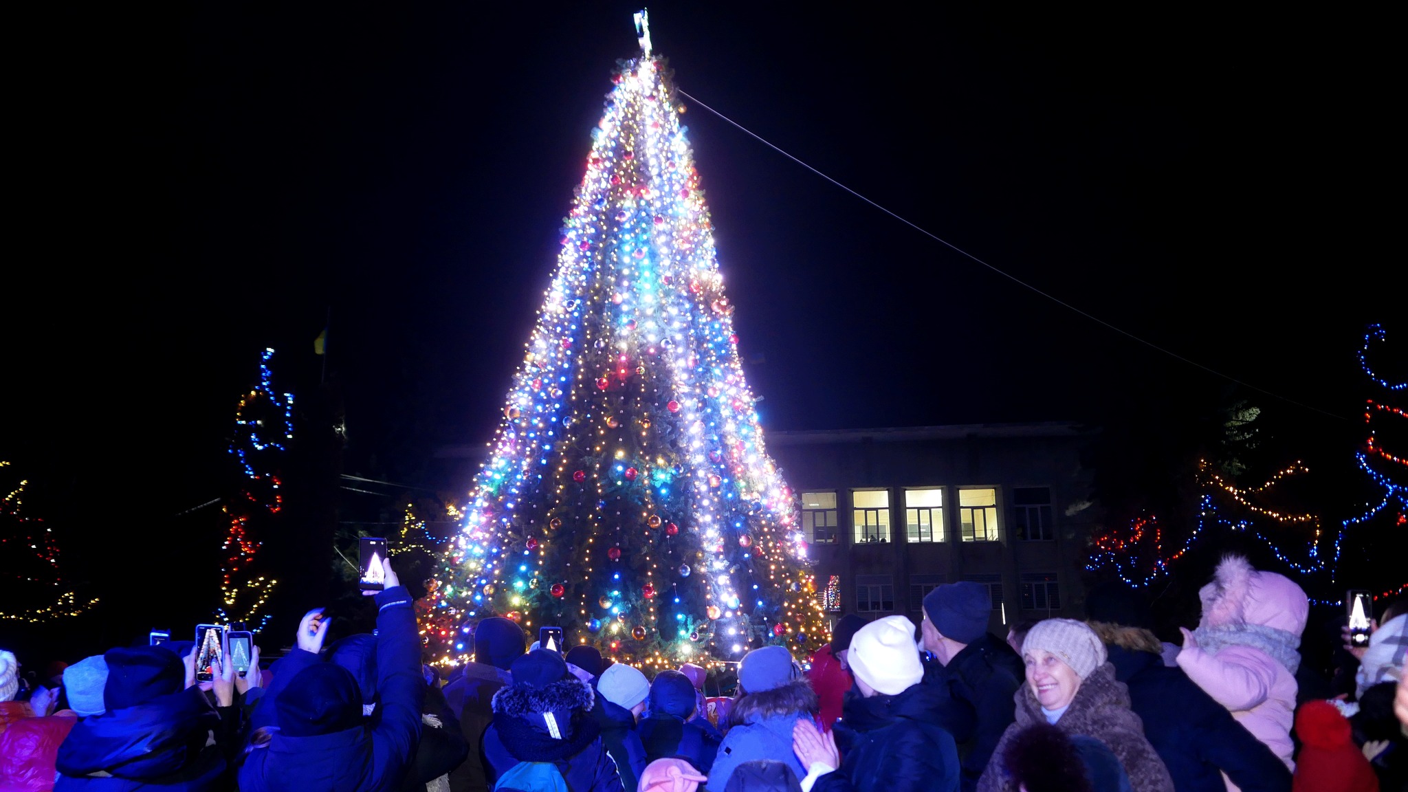 Новини Тернополя - фото з Як виглядають новорічні красуні в містечках Тернопільщини. Голосуйте за найкрасивішу На зображенні може бути: 5 людей, ялинка та на відкритому повітрі