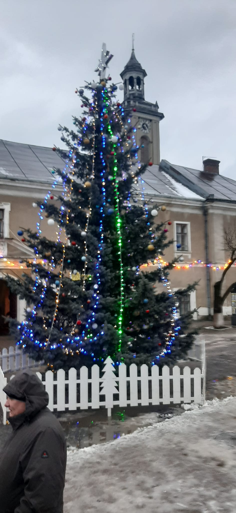 Новини Тернополя - фото з Як виглядають новорічні красуні в містечках Тернопільщини. Голосуйте за найкрасивішу На зображенні може бути: 1 особа, ялинка та на відкритому повітрі