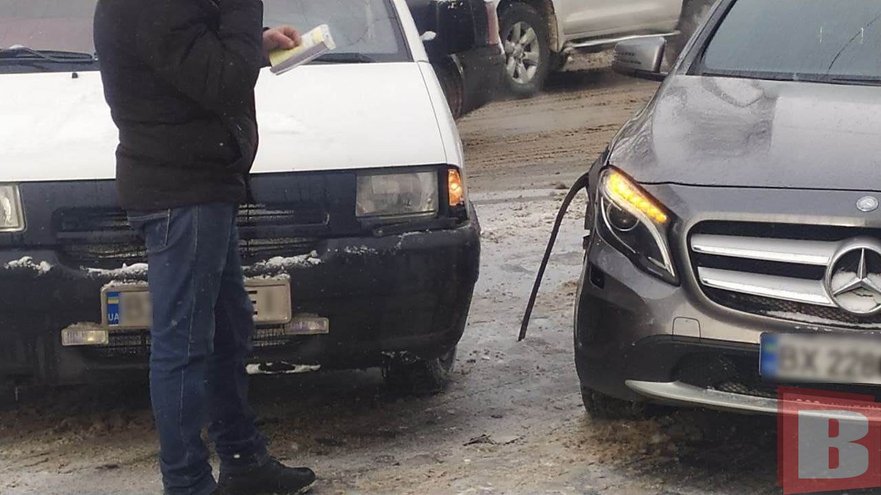 Новини Хмельницького - фото з На Кам'янецькій зіткнулися "Mercedes" і "Citroen". Рух обмежений