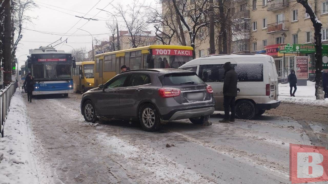 Новини Хмельницького - фото з На Кам'янецькій зіткнулися "Mercedes" і "Citroen". Рух обмежений