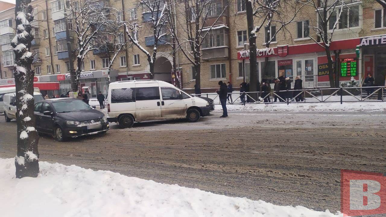 Новини Хмельницького - фото з На Кам'янецькій зіткнулися "Mercedes" і "Citroen". Рух обмежений
