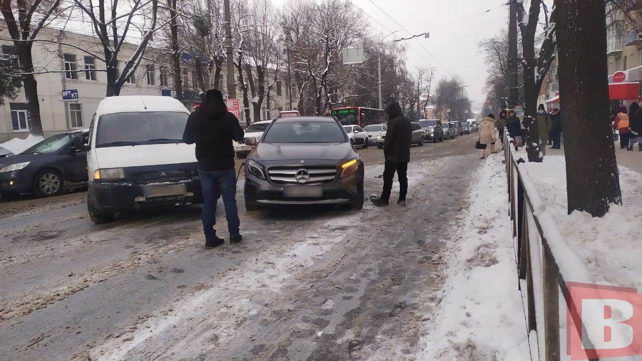 Новини Хмельницького - фото з На Кам'янецькій зіткнулися "Mercedes" і "Citroen". Рух обмежений