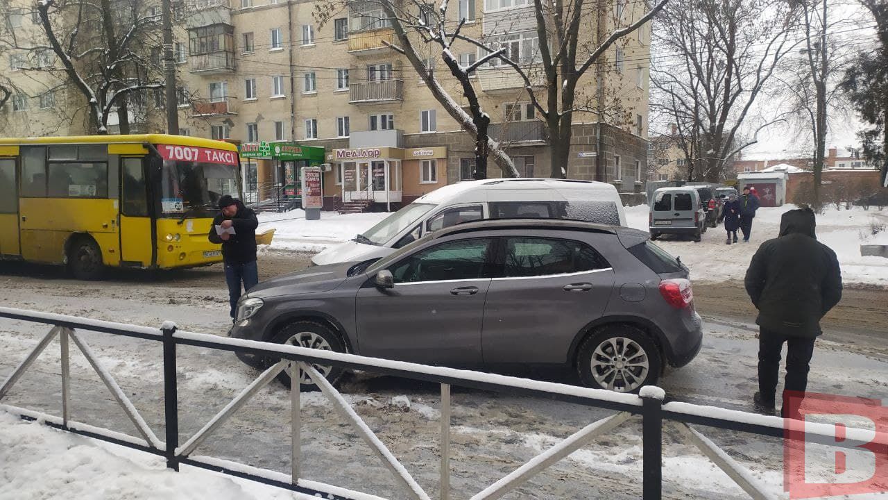 Новини Хмельницького - фото з На Кам'янецькій зіткнулися "Mercedes" і "Citroen". Рух обмежений