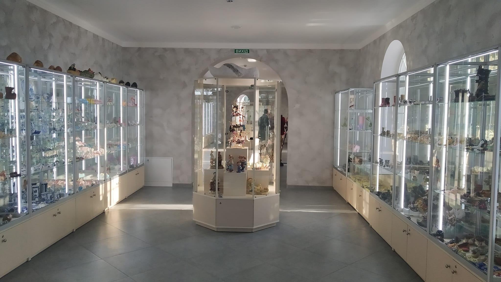 Новини Вінниці - фото з Колекція пенсіонерки в Книзі рекордів. У Хмільнику відкрили унікальний музей черевичків