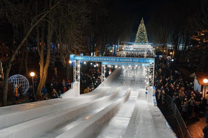Новини Вінниці - фото з Зимова ковзанка і гірка в Центральному парку. Порівнюємо ціни у Вінниці та в інших містах