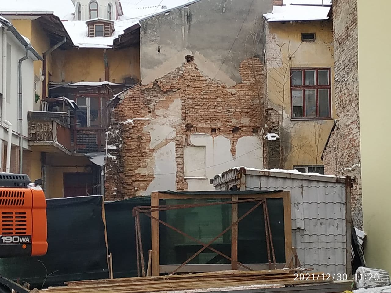 Новини Тернополя - фото з Не сподівалися таке побачити: на Брюкнера робітники відкопали цікаву знахідку. Що дізналися? (ФОТО)