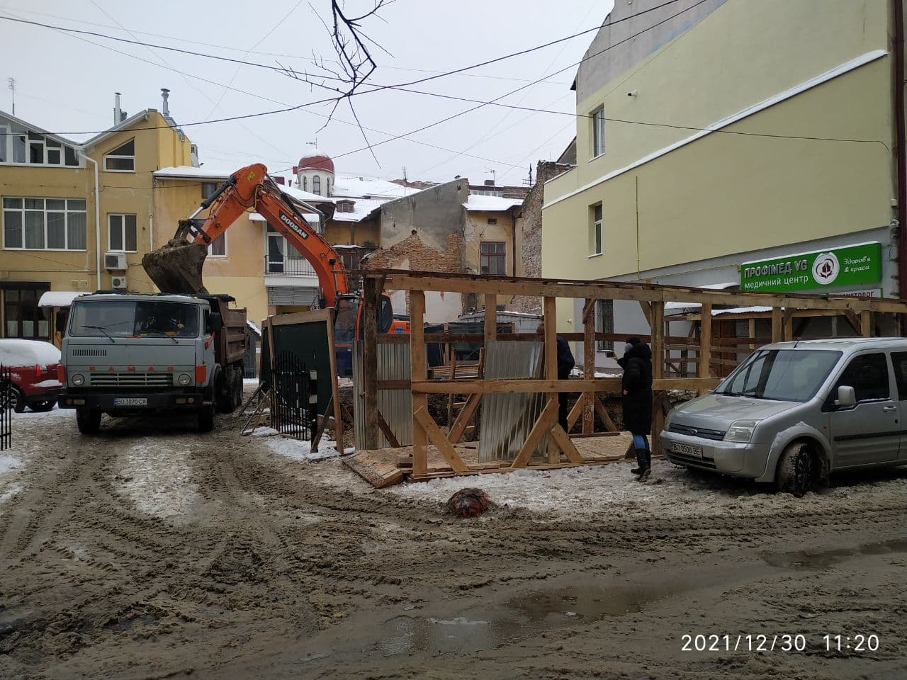 Новини Тернополя - фото з Не сподівалися таке побачити: на Брюкнера робітники відкопали цікаву знахідку. Що дізналися? (ФОТО)