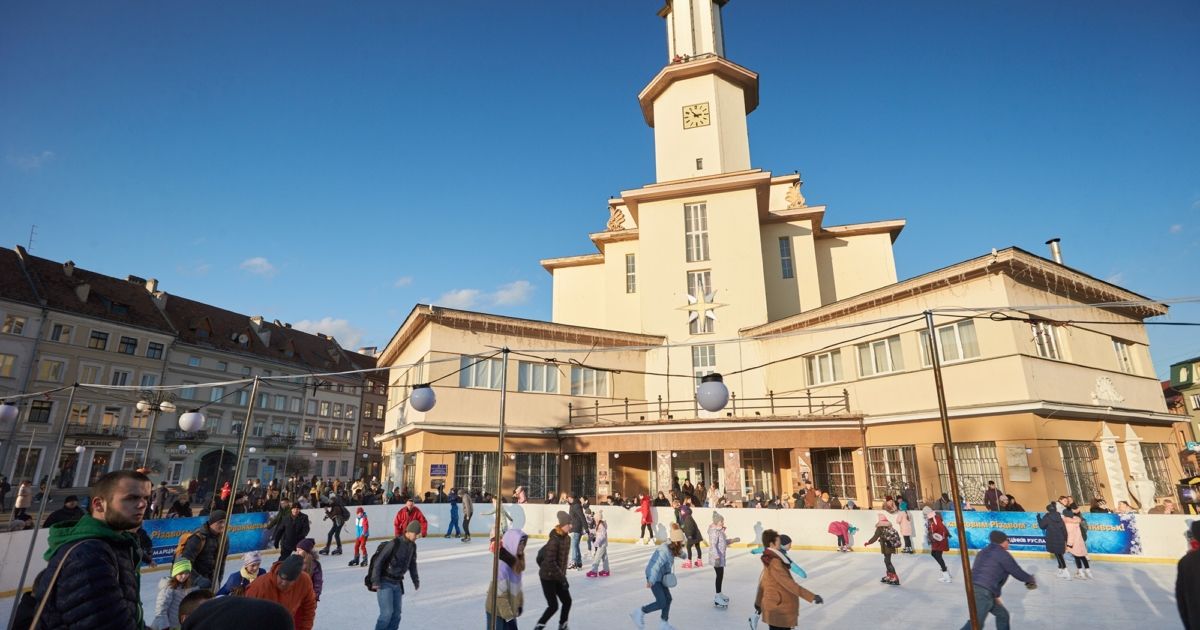 Новини Вінниці - фото з Зимова ковзанка і гірка в Центральному парку. Порівнюємо ціни у Вінниці та в інших містах