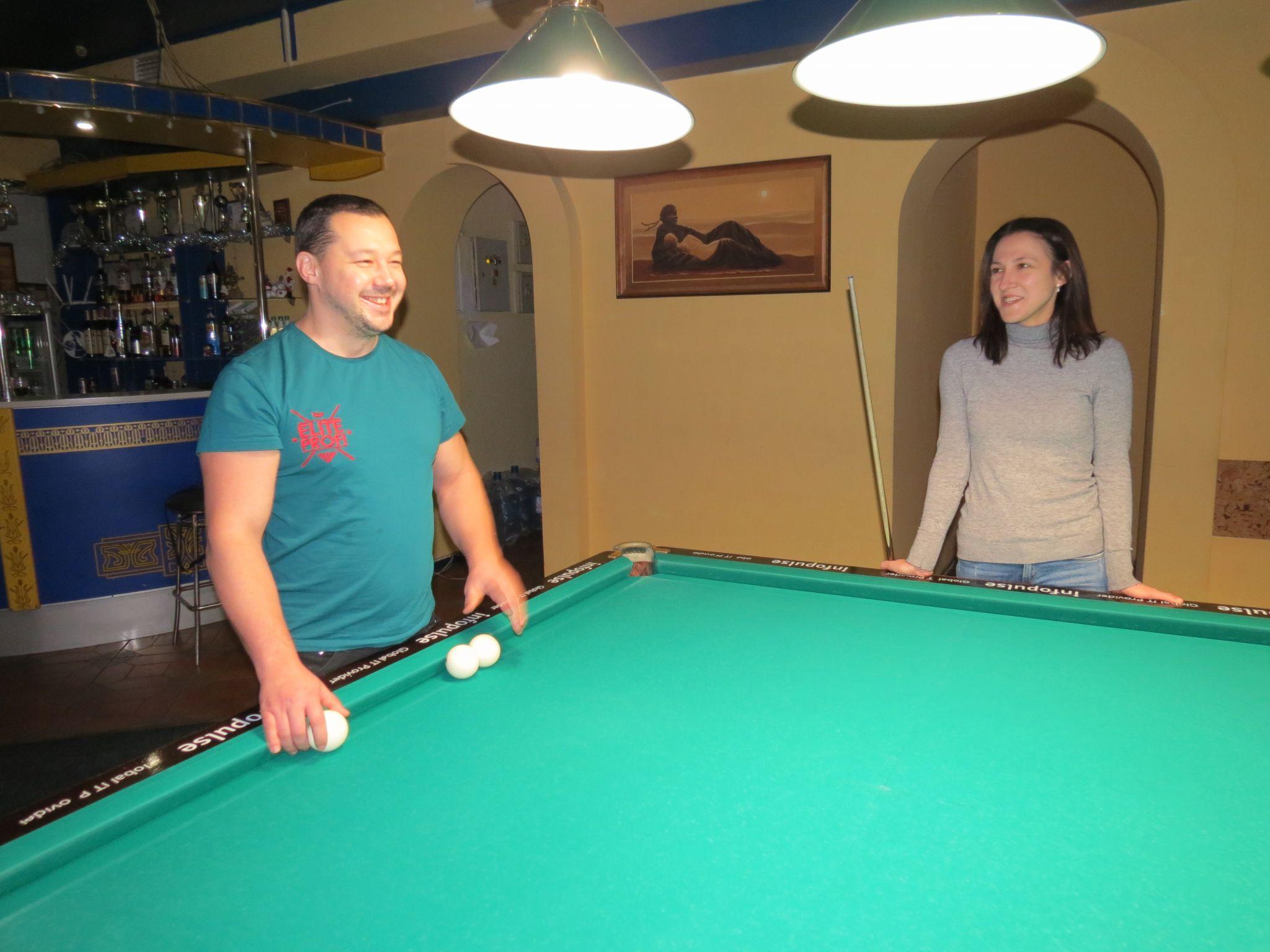 Новини Вінниці - фото з Багаторазова призерка чемпіонатів світу Тетяна Тучак навчала дітей азам більярду