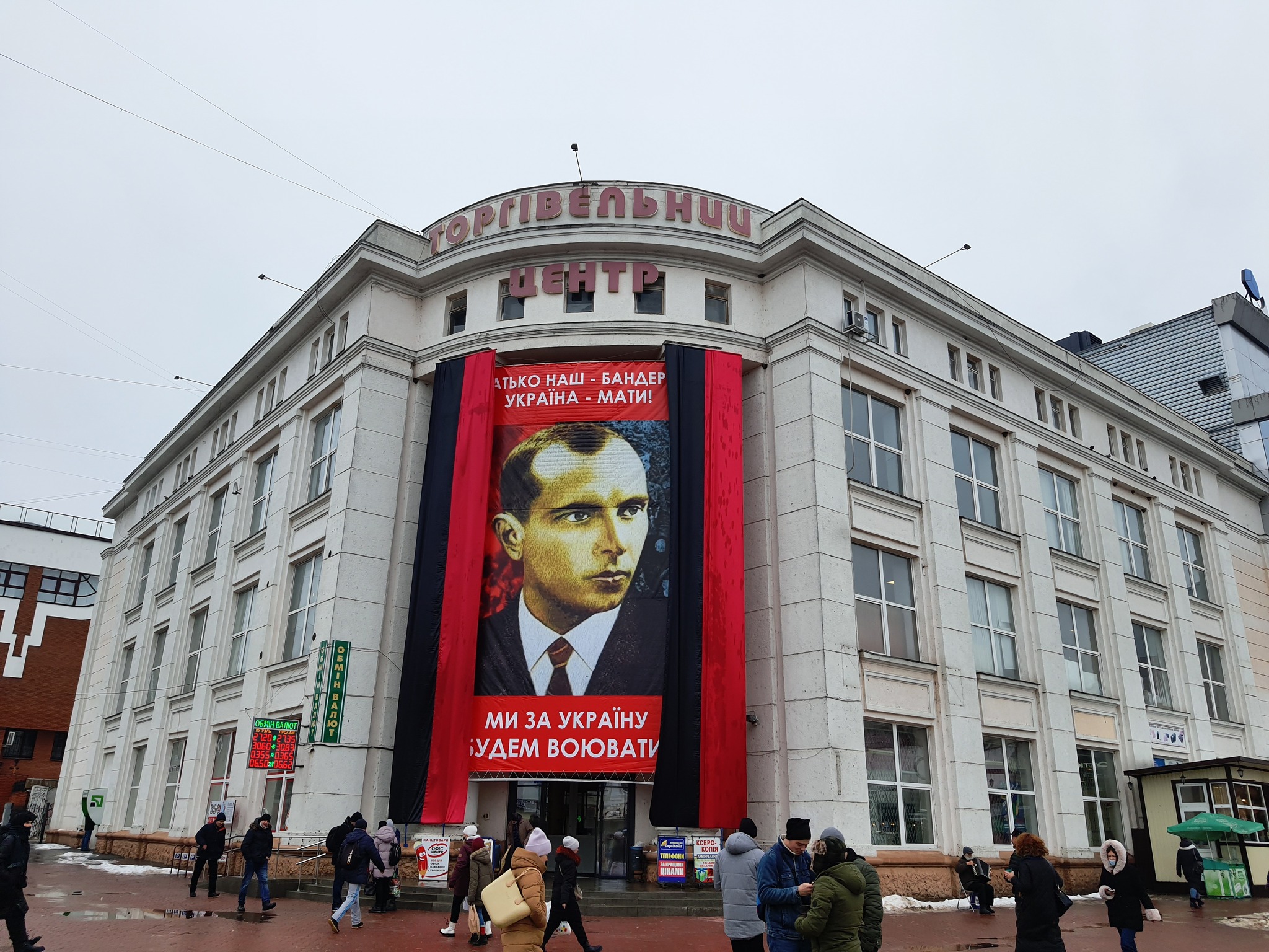 Новини Хмельницького - фото з У центрі Хмельницького заспівали пісню про Степана Бандеру Возможно, это изображение (15 человек)