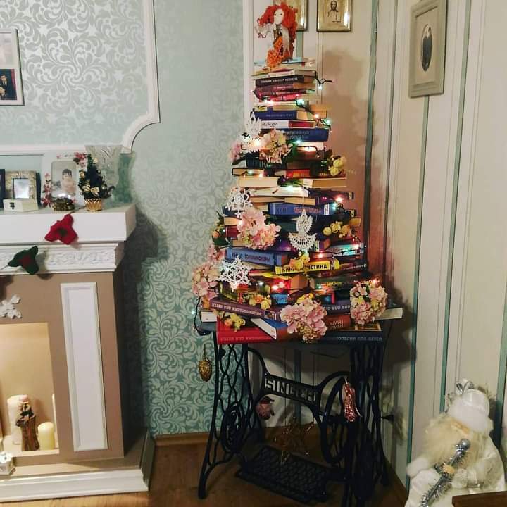 Новини Вінниці - фото з Ялинка зі 150 книг. Як вінничанка експериментує з новорічними красунями