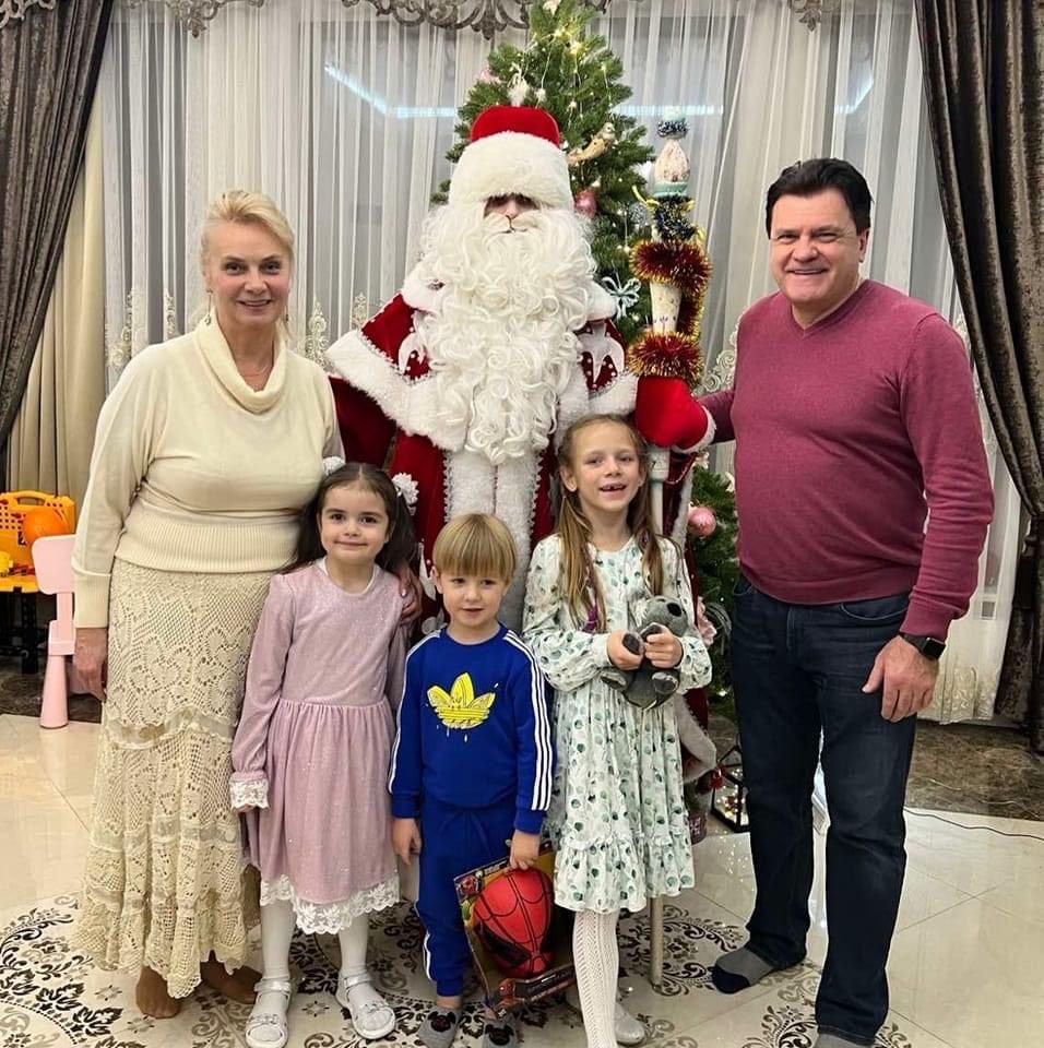 Новини Вінниці - фото з Вдома чи за кордоном?  Де знані вінничани зустріли 2022 рік