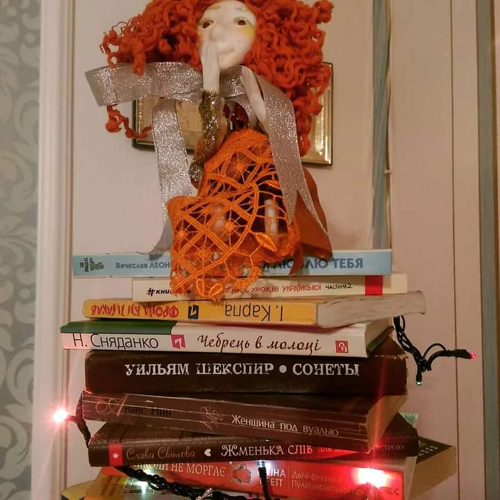 Новини Вінниці - фото з Ялинка зі 150 книг. Як вінничанка експериментує з новорічними красунями