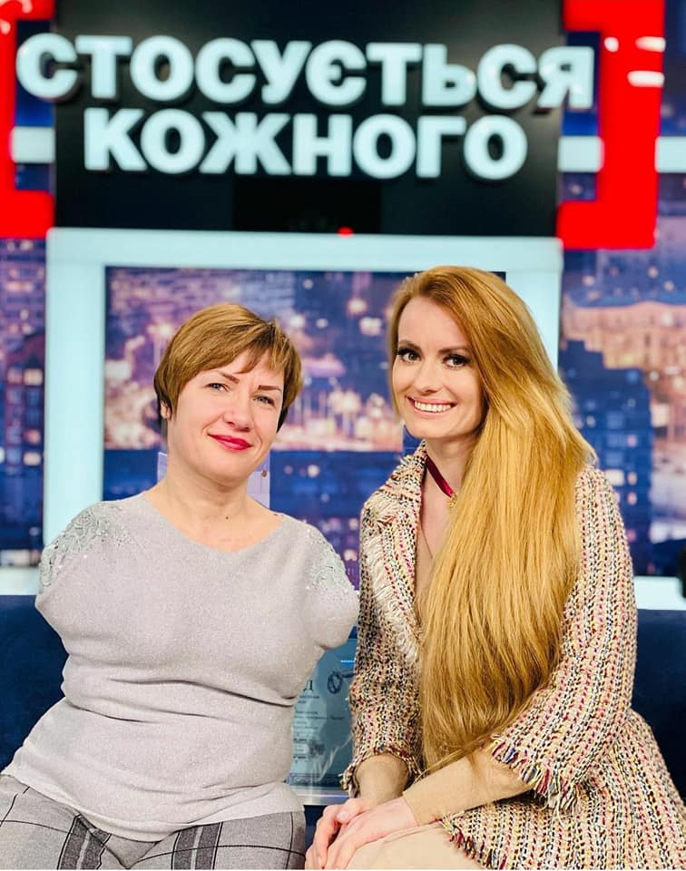 Новини Тернополя - фото з Віра, яка народилась без рук , встановила рекорд України. Про що мріє і як сама виховує двох діток? На зображенні може бути: одна або кілька осіб, люди стоять, у приміщенні та текст