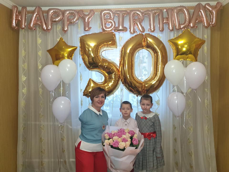 Новини Тернополя - фото з Віра, яка народилась без рук , встановила рекорд України. Про що мріє і як сама виховує двох діток? На зображенні може бути: стоїть, повітряна кулька та у приміщенні