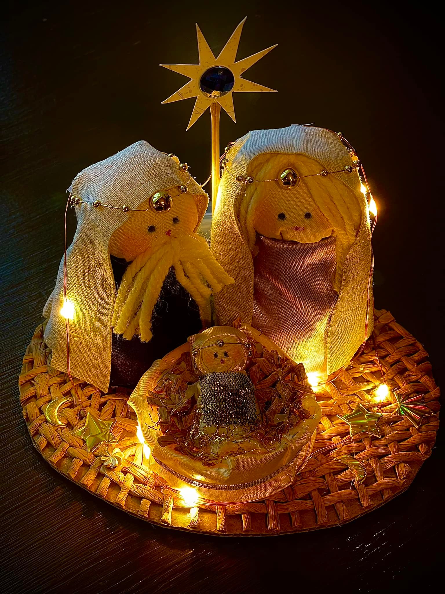 Новини Тернополя - фото з Різдвяний вертеп із ляльок-мотанок: подивіться, яку красу творить тернополянка На зображенні може бути: у приміщенні