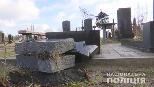 Новини Житомира - фото з Поліція знайшла вандала, який потрощив пам’ятники на сільському кладовищі