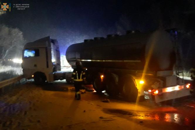 Новини Хмельницького - фото з У Хмельницькому районі не розминулись “Mazda” з вантажівкою. Є загиблий