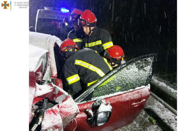 Новини Хмельницького - фото з У Хмельницькому районі не розминулись “Mazda” з вантажівкою. Є загиблий