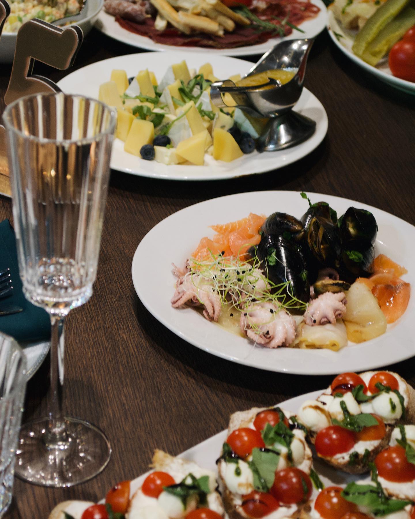 Новини Тернополя - фото з ТОП-7 нових закладів в Тернополі, які варто відвідати. Огляд від «20 хвилин» На зображенні може бути: їжа та у приміщенні