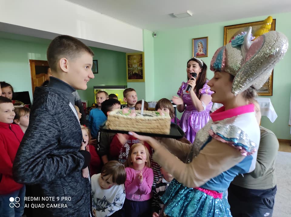 На зображенні може бути: дитина, сидить, стоїть, у приміщенні та текст «REDMI NOTE 9 9 PRO AI QUAD CAMERA»