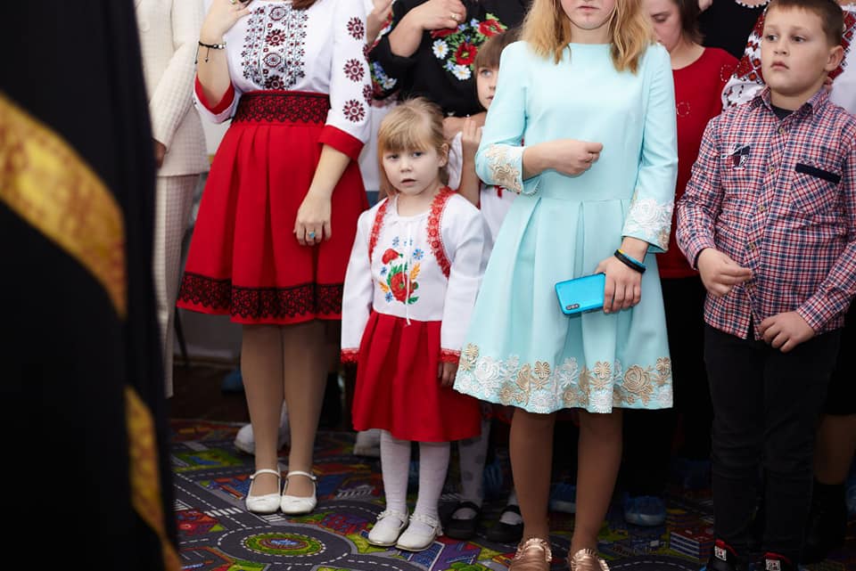 На зображенні може бути: дитина, стоїть та у приміщенні