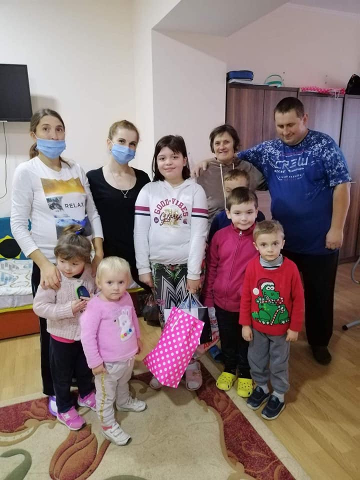 На зображенні може бути: 5 людей, дитина, люди стоять та у приміщенні