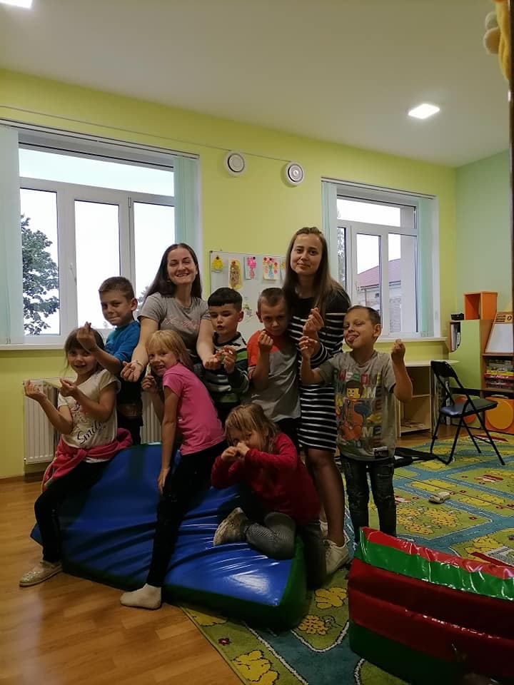 На зображенні може бути: дитина, стоїть та у приміщенні