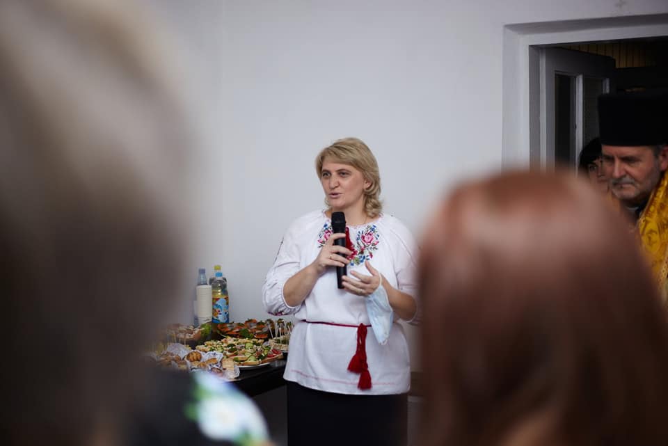 На зображенні може бути: одна або кілька осіб, люди стоять та у приміщенні