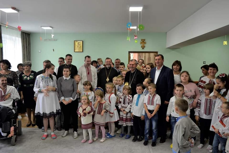 На зображенні може бути: дитина, стоїть та у приміщенні