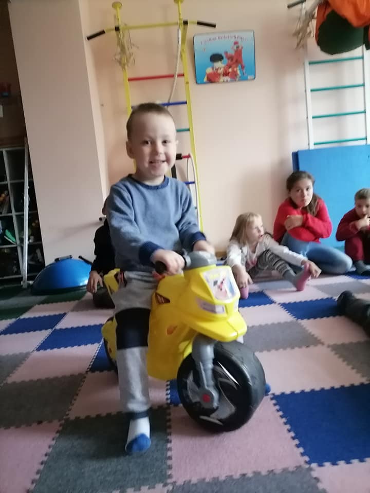 На зображенні може бути: дитина, стоїть, мотоцикл та у приміщенні